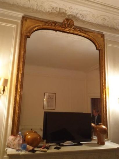 null Grand miroir en pâte dorée à décor de couronnes de laurier.

Fin du XIXème siècle.

H :...