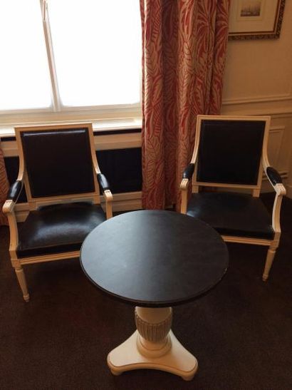 null Mobilier laqué noir et blanc style Louis XVI comprenant : 3 fauteuils, un guéridon...