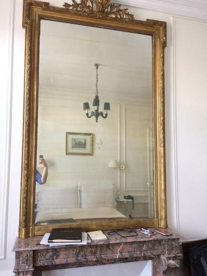 null Miroir de cheminée à décor de cartouche et frise de laurier.

200 x 116 cm ...