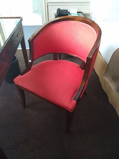 null Paire de fauteuils en bois teinté, tissu corail.

H : 81 cm L : 59 cm P : 54...