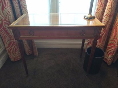 null Petite table à un tiroir.

Style Louis XVI

H : 72 cm L : 85 cm P : 44 cm.
...