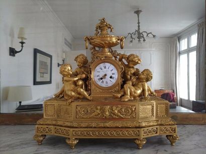 null Pendule borne en bronze doré à décor de putti et urne.

Style Louis XVI, vers...