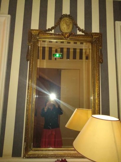 null Miroir en pâte dorée à décor d’oves, fronton à médaillon.

Style Louis XVI.

142...