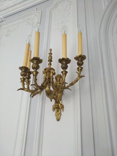 null 2 appliques à cinq lumières en bronze doré fin du XIXème siècle.

H : 40 cm...