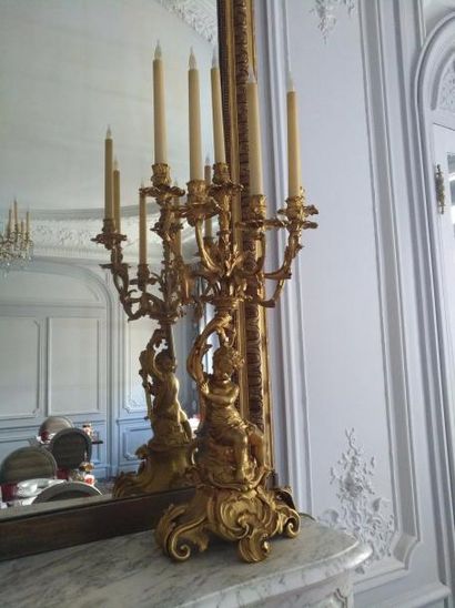 null Importante paire de candélabres en bronze doré à six lumières à décor de putti...