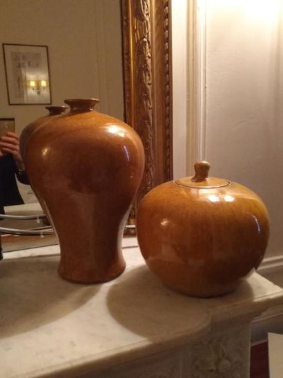null Deux vases en grès moutarde style chinois

