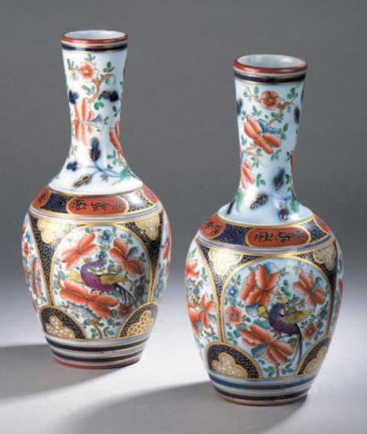 BAYEUX Paire de vases balustres en porcelaine à décor polychrome et or de fleurs...