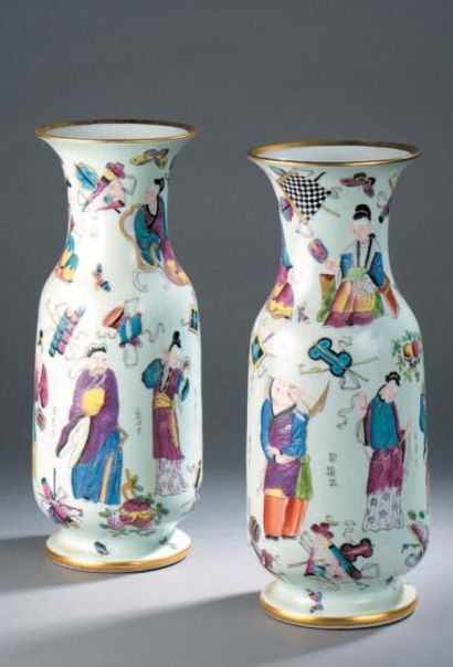 BAYEUX Paire de vases rouleau en porcelaine à décor polychrome et or de Chinois parmi...