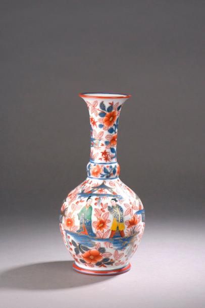 BAYEUX Vase bouteille en porcelaine à décor polychrome et or de Chinois parmi des...