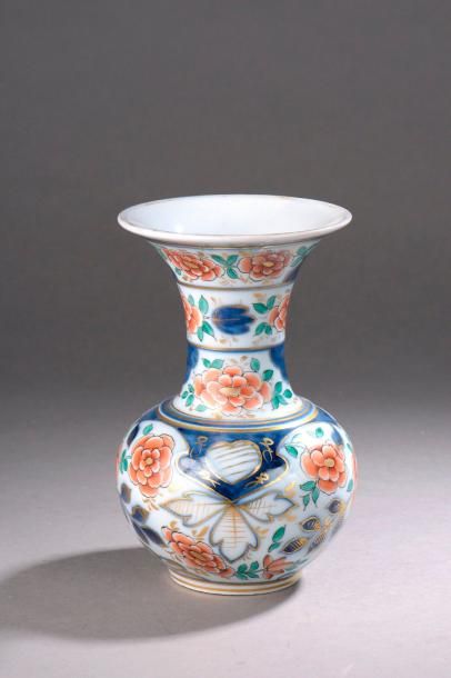 BAYEUX Petit vase cornet en porcelaine à décor polychrome et or de fleurs, les champs...