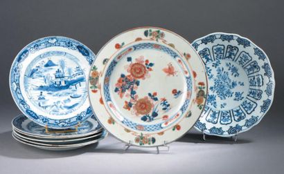 CHINE Lot en porcelaine, comprenant
- Plat circulaire à décor polychrome et or dit...