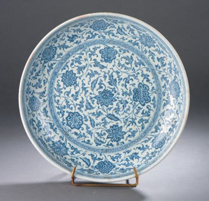 CHINE Plat circulaire en porcelaine à décor en camaïeu bleu de fleurs de lotus parmi...
