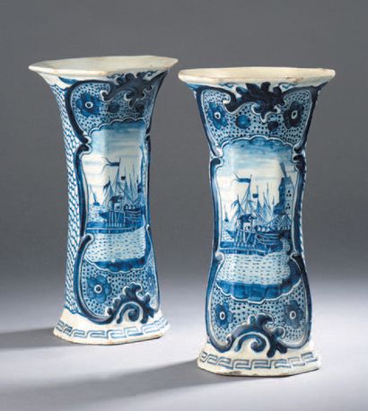 DELFT Paire de vases cornets en faïence à décor en camaïeu bleu de paysages aux moulins...