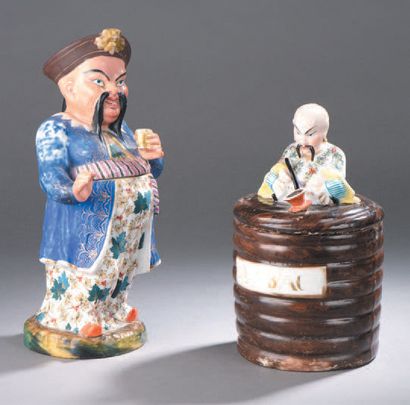 PARIS Pot à tabac en porcelaine à décor polychrome et or d'un Chinois souriant et...