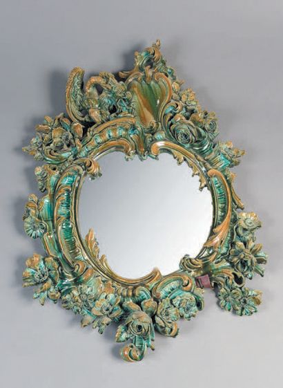 null Miroir en céramique émaillée verte à décor floral.
Circa 1900.
Haut.: 68 cm...