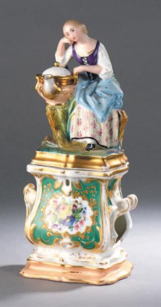 PARIS Tisanière en porcelaine à décor polychrome et or d'une jeune femme assise et...