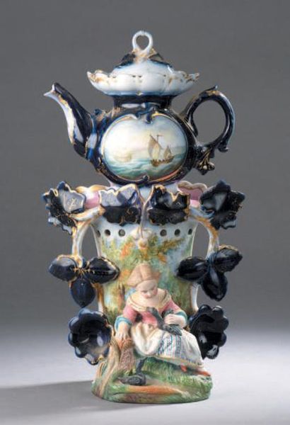 VALENTINES Tisanière en porcelaine à décor polychrome et or de jetées de fleurs dans...