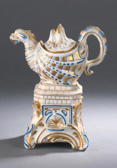 PARIS Tisanière en porcelaine à décor polychrome et or en forme de dragon.
Époque...