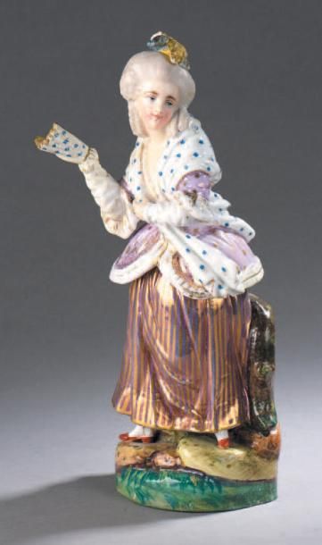 PARIS Tisanière en porcelaine à décor polychrome et or représentant une élégante.
Époque...
