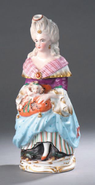 PARIS Tisanière en porcelaine à décor polychrome et or représentant une élégante...