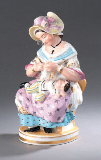 PARIS Tisanière en porcelaine à décor polychrome et or représentant une jeune femme...
