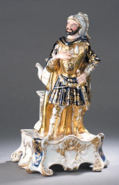PARIS Tisanière en porcelaine à décor en camaïeu bleu et or représentant un chevalier...