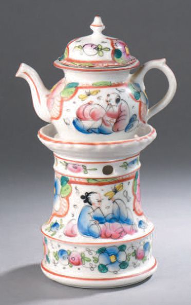 BAYEUX (Période Jenny et Sophie Langlois, 1847-1849) Tisanière en porcelaine à décor...