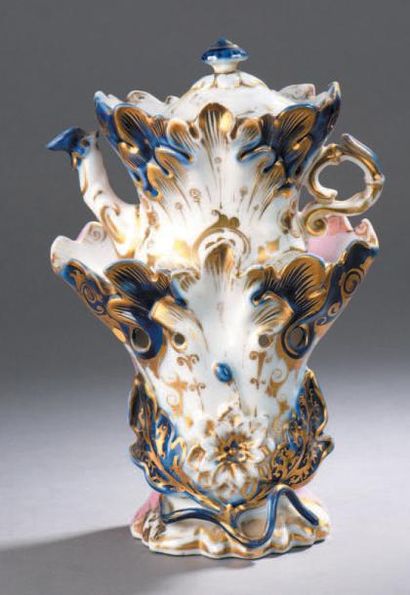 PARIS Tisanière en porcelaine à décor en camaïeu bleu et or en forme de larges feuillages.
Époque...