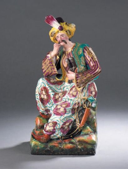 PARIS Tisanière en porcelaine à décor polychrome et or en forme de Sultan, représenté...