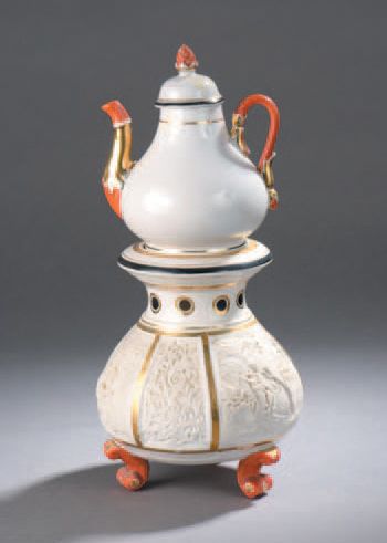 null Tisanière veilleuse en porcelaine de forme balustre à décor polychrome et or....