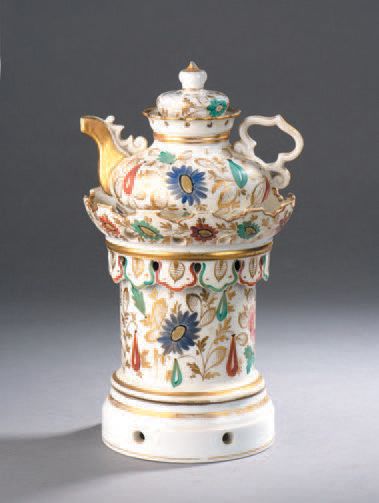 PARIS (JACOB PETIT) Tisanière en porcelaine à décor polychrome et or de jetées de...