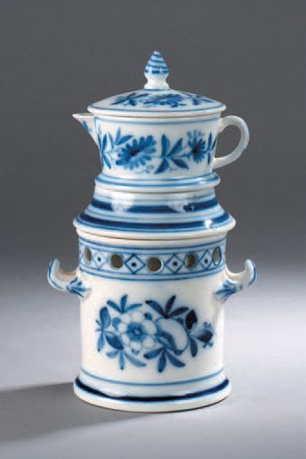 BAYEUX Tisanière en porcelaine à décor en camaïeu bleu de fleurs de marguerites,...