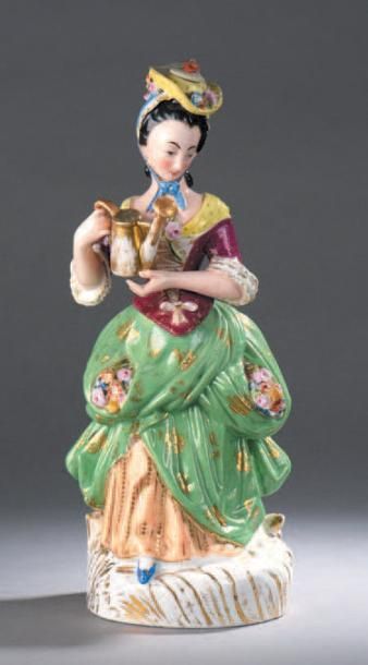 null Tisanière en porcelaine à décor polychrome et or représentant une jeune élégante...