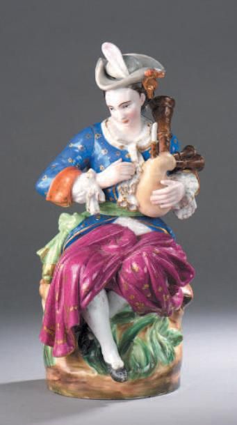 PARIS Tisanière en porcelaine à décor polychrome et or représentant une joueur de...