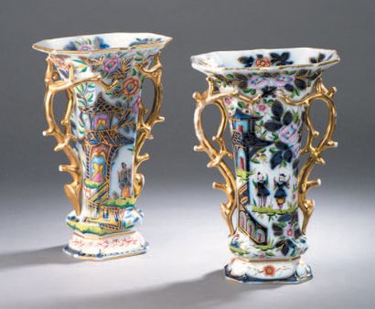 BAYEUX Paire de vases cornets en porcelaine à décor polychrome et or de chinois dansant...