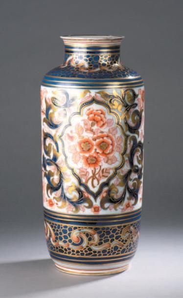 BAYEUX Vase rouleau en porcelaine à décor polychrome et or de fleurs.
Époque XIXe...