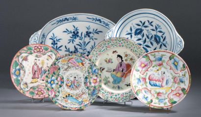 BAYEUX Lot en porcelaine à décor polychrome de chinois parmi des fleurs, comprenant...