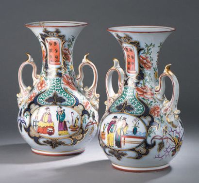 BAYEUX Paire de vases balustre à anses en porcelaine à décor polychrome et or de...