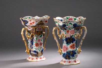 BAYEUX Paire de vases en porcelaine à décor polychrome et or de branchages fleuris...