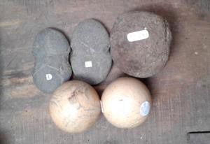 null Deux boules en matière blanche, deux idoles en pierre grise et une boule de...