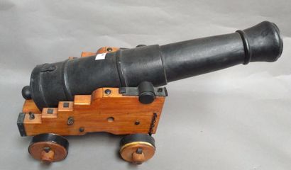null Modèle réduit de canon de marine du XVIIIe siècle entièrement réalisé en bois...