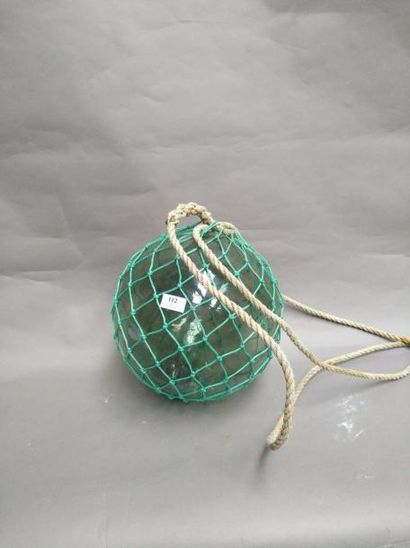 null Importante boule de filet de pêche en verre teinté dans son maillage en nylon...