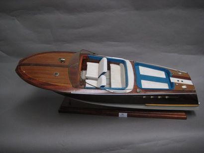 null Maquette de canot à moteur de type RIVA réalisée en bois vernis ou peint. Accastillage...