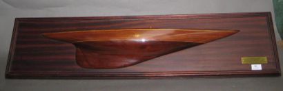 null Demi-coque du SHAMROCK V lancé en 1930. Belle réalisation en bois exotique vernis...