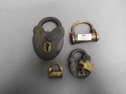 null Quatre cadenas anciens en bronze ou métal à clef ou à cylindres. 