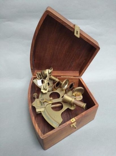 null Deux sextants décoratifs en bronze et laiton. Un dans son coffret en bois exotique...