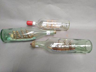 null Trois bateaux bouteilles à motif de Trois et quatre-mâts français. Une bouteille...