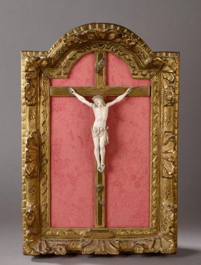 null Crucifix en ivoire, le Christ représenté la tête inclinée vers la droite, la...