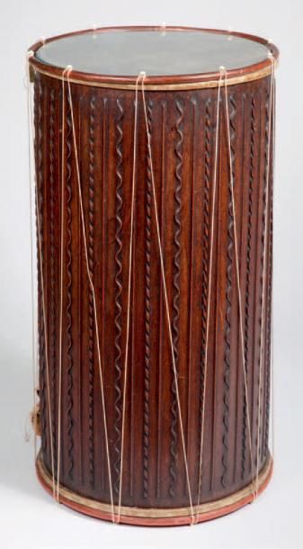 null Tambour haut arlésien en bois sculpté de rubans.
XIXe siècle.
Haut.: 78 cm -...