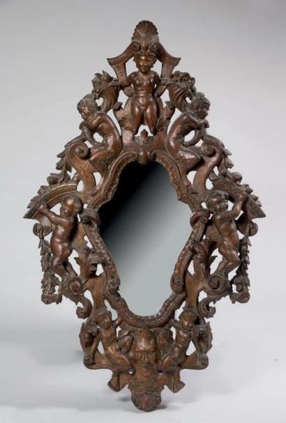 null Important miroir en bois sculpté à décor ajouré de putti et faunes parmi des...